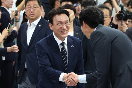 인사나누는 김민석