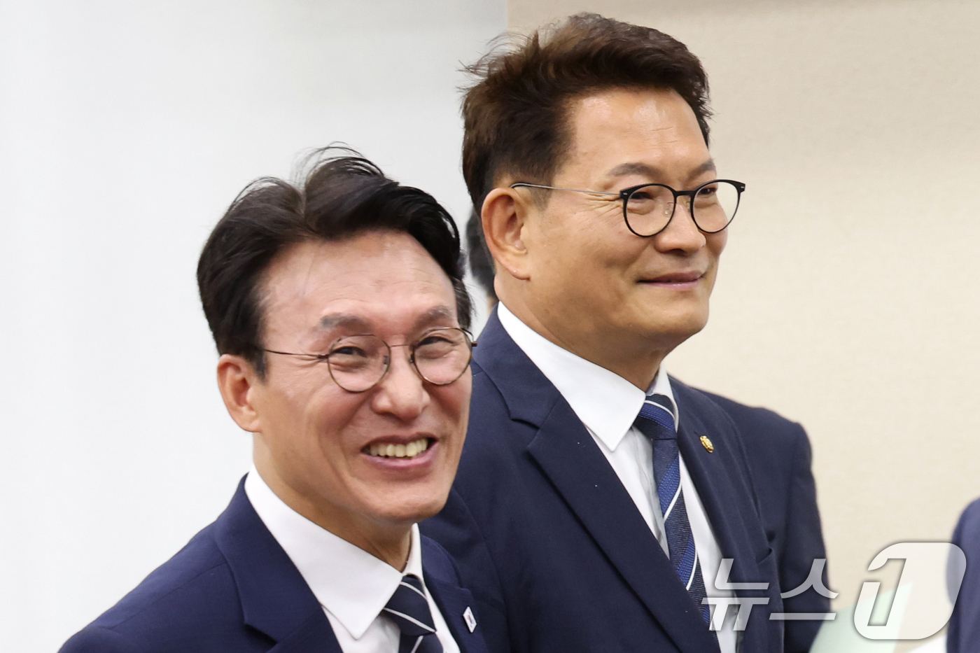 (서울=뉴스1) 황기선 기자 = 더불어민주당 당권 주자인 김민석, 송영길 의원이 6일 오후 서울 여의도 국회에서 열린 국방위원회 전체회의에서 산회 후 함께 발걸음을 옮기고 있다. …