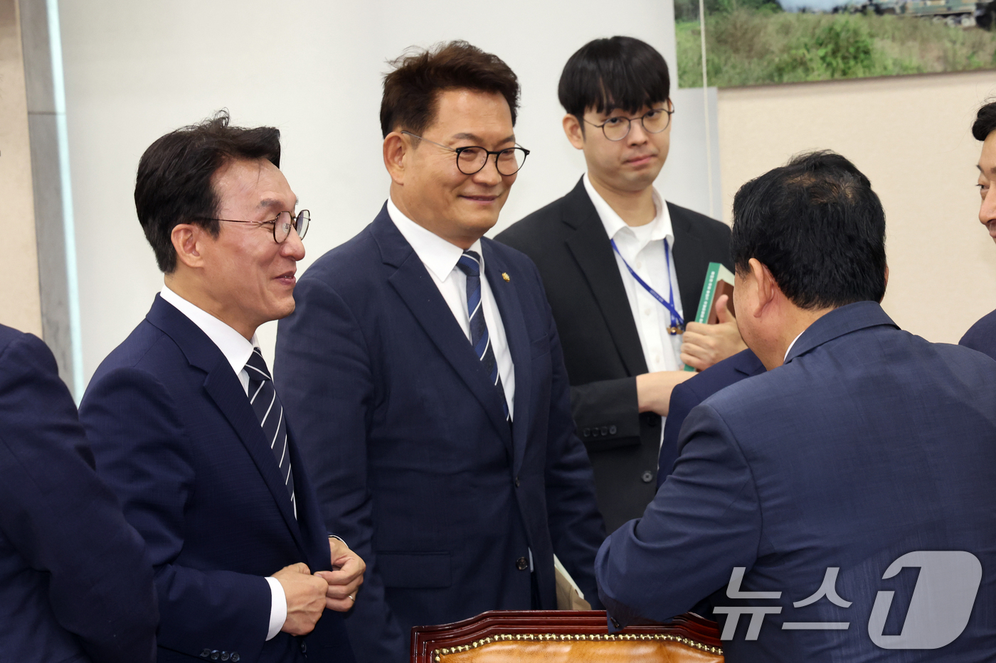 (서울=뉴스1) 황기선 기자 = 더불어민주당 당권 주자인 김민석, 송영길 의원이 6일 오후 서울 여의도 국회에서 열린 국방위원회 전체회의에서 산회 후 의원들과 인사를 나누고 있다. …