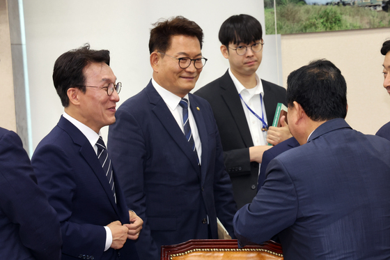 국방위서 만난 김민석·송영길