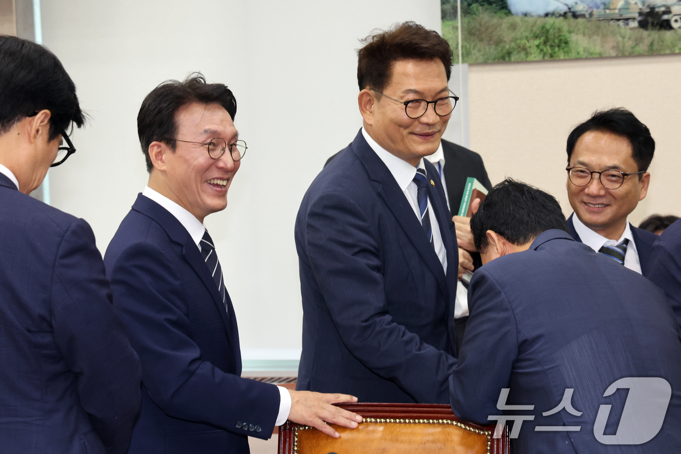 (서울=뉴스1) 황기선 기자 = 더불어민주당 당권 주자인 김민석, 송영길 의원이 6일 오후 서울 여의도 국회에서 열린 국방위원회 전체회의에서 산회 후 함께 발걸음을 옮기고 있다. …