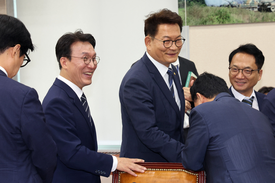 국방위 전체회의 마친 김민석·송영길