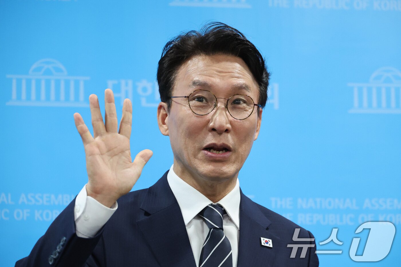 본문 이미지 - 김민석 전 국무총리가 6일 서울 여의도 국회 소통관에서 더불어민주당 대표 출마 기자회견을 하고 있다. 2026.7.6 ⓒ 뉴스1 신웅수 기자