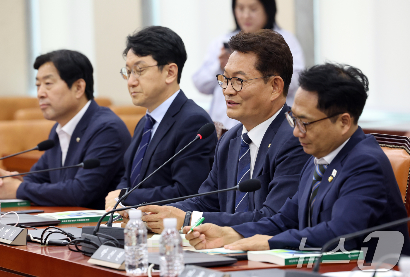 (서울=뉴스1) 황기선 기자 = 송영길 더불어민주당 의원이 6일 오후 서울 여의도 국회에서 열린 국방위원회 전체회의에서 인사말을 하고 있다.  2026.7.6/뉴스1