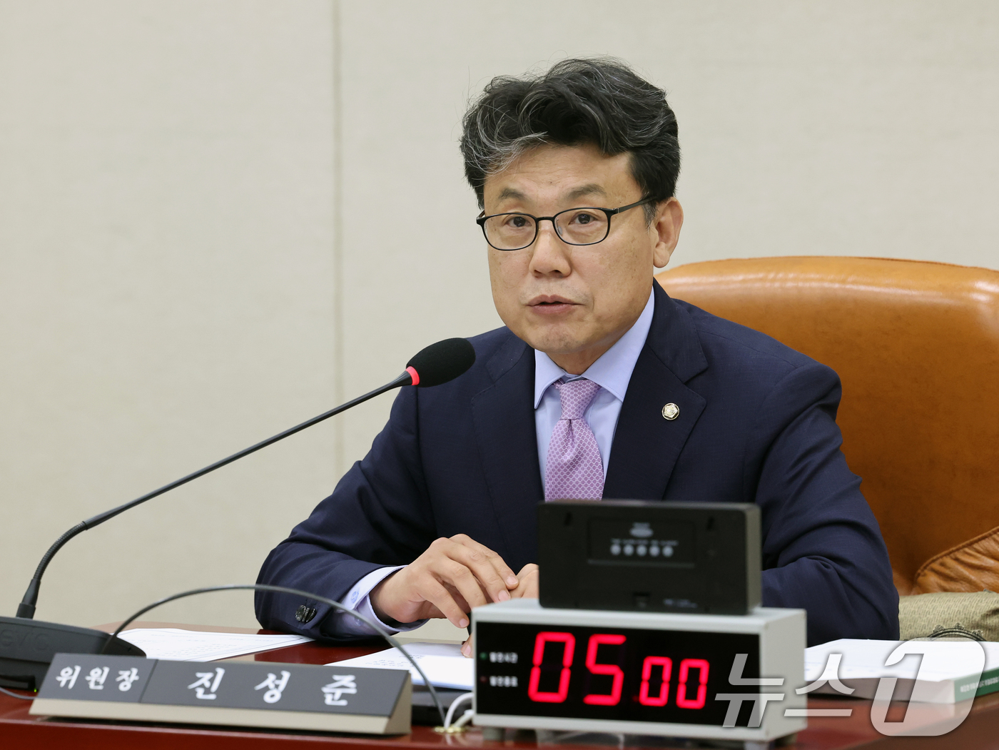 (서울=뉴스1) 황기선 기자 = 진성준 국회 국방위원장이 6일 오후 서울 여의도 국회에서 열린 국방위원회 전체회의에서 인사말을 하고 있다.  2026.7.6/뉴스1