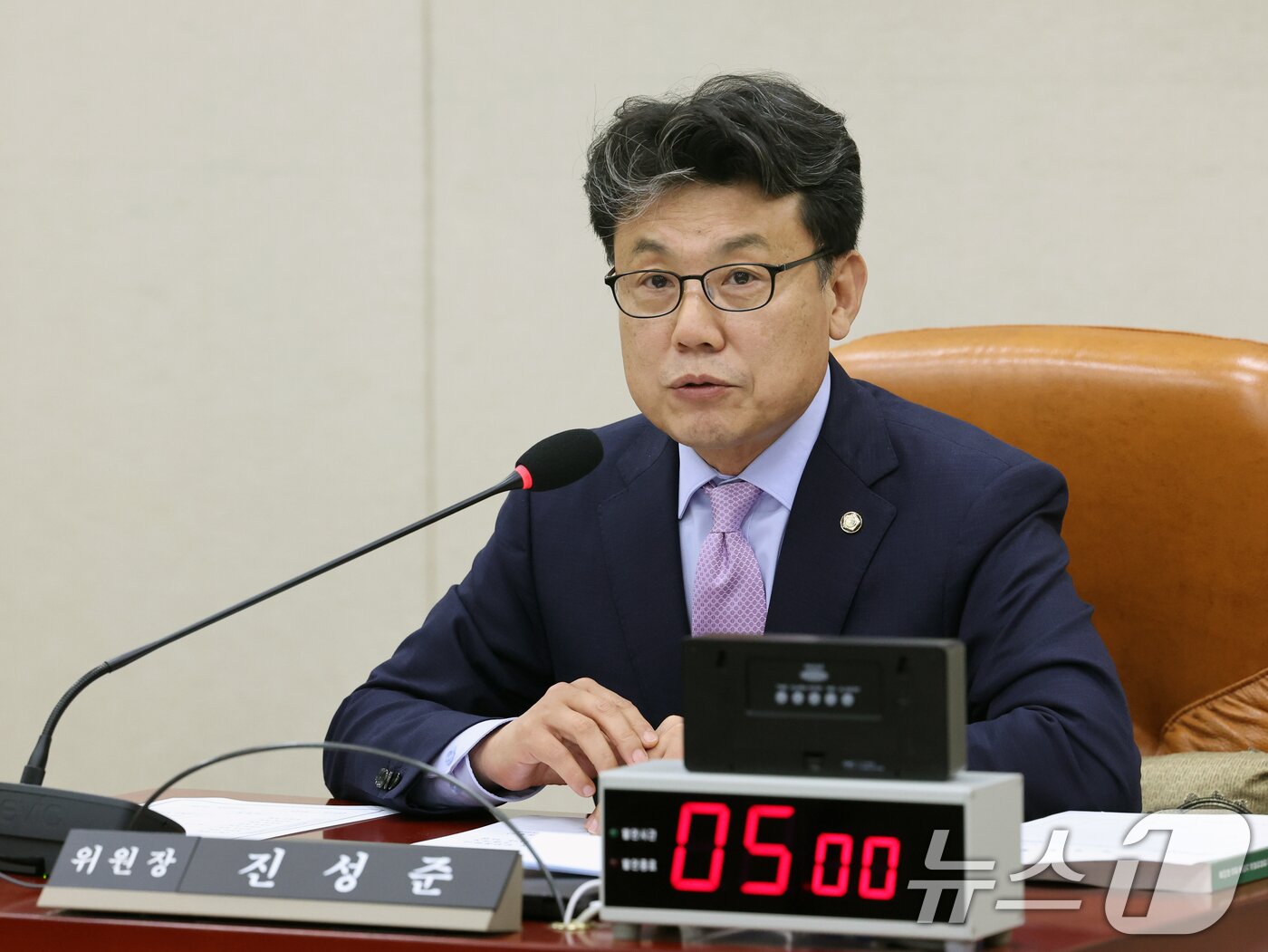 본문 이미지 - 진성준 국회 국방위원장이 6일 오후 서울 여의도 국회에서 열린 국방위원회 전체회의에서 인사말을 하고 있다. 2026.7.6 ⓒ 뉴스1 황기선 기자