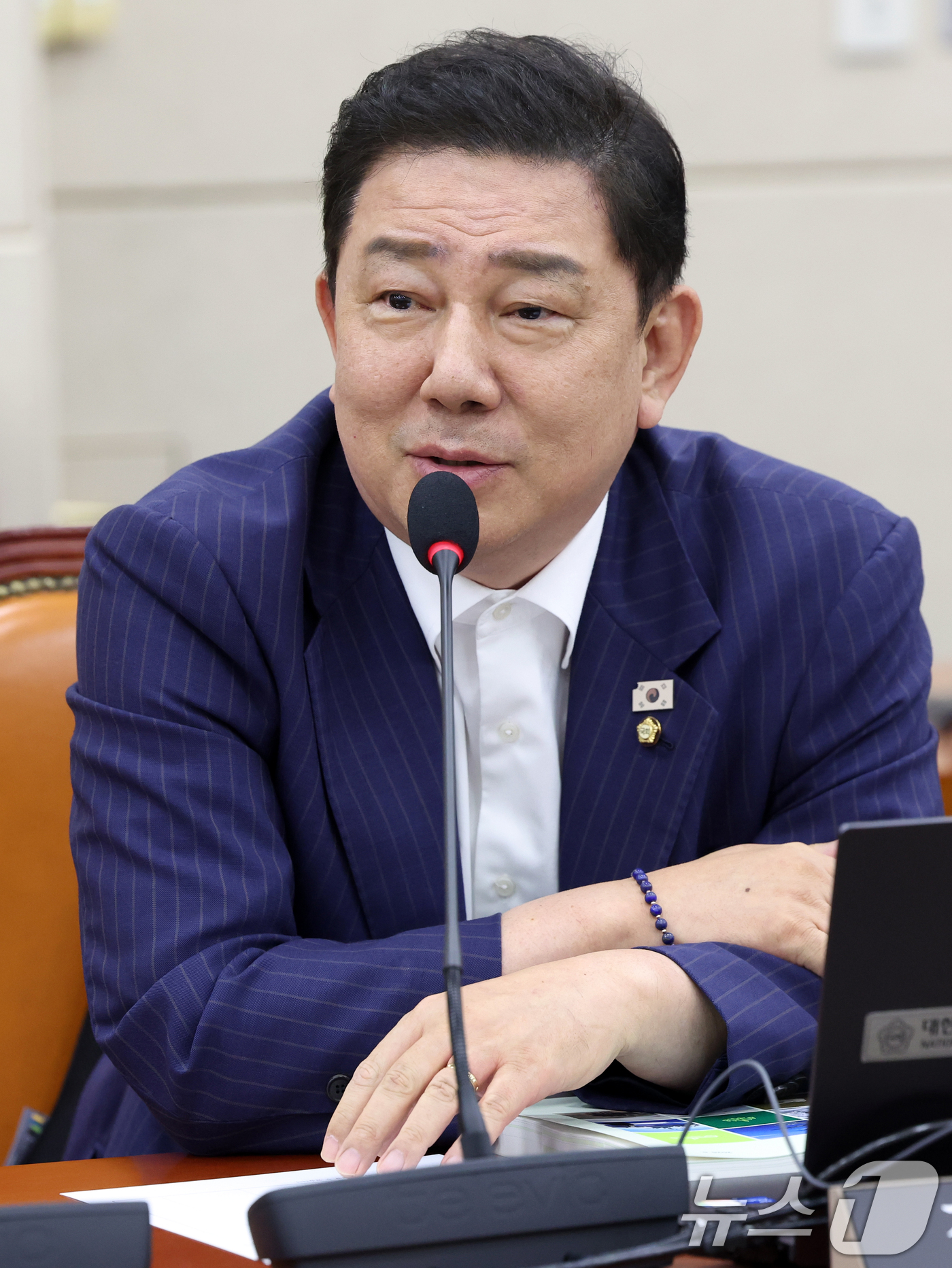 (서울=뉴스1) 황기선 기자 = 김병기 무소속 의원이 6일 오후 서울 여의도 국회에서 열린 국방위원회 전체회의에서 인사말을 하고 있다.  2026.7.6/뉴스1