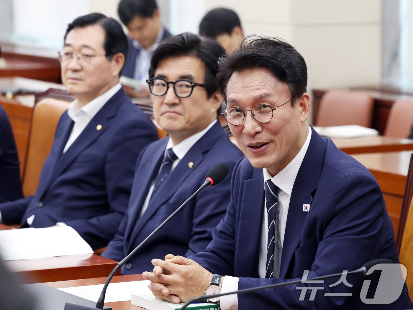 본문 이미지 - 김민석 더불어민주당 의원이 6일 오후 서울 여의도 국회에서 열린 국방위원회 전체회의에서 인사말을 하고 있다. 2026.7.6 ⓒ 뉴스1 황기선 기자