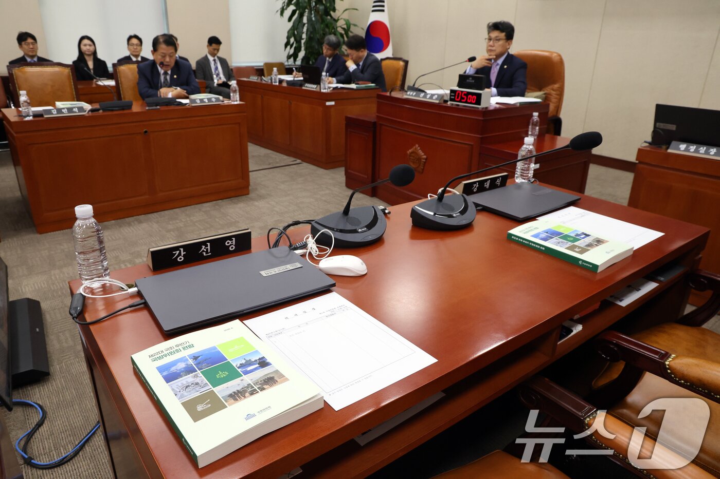 본문 이미지 - 6일 오후 서울 여의도 국회에서 열린 국방위원회 전체회의에 국민의힘 위원들이 불참, 자리가 비어 있다. 2026.7.6 ⓒ 뉴스1 황기선 기자