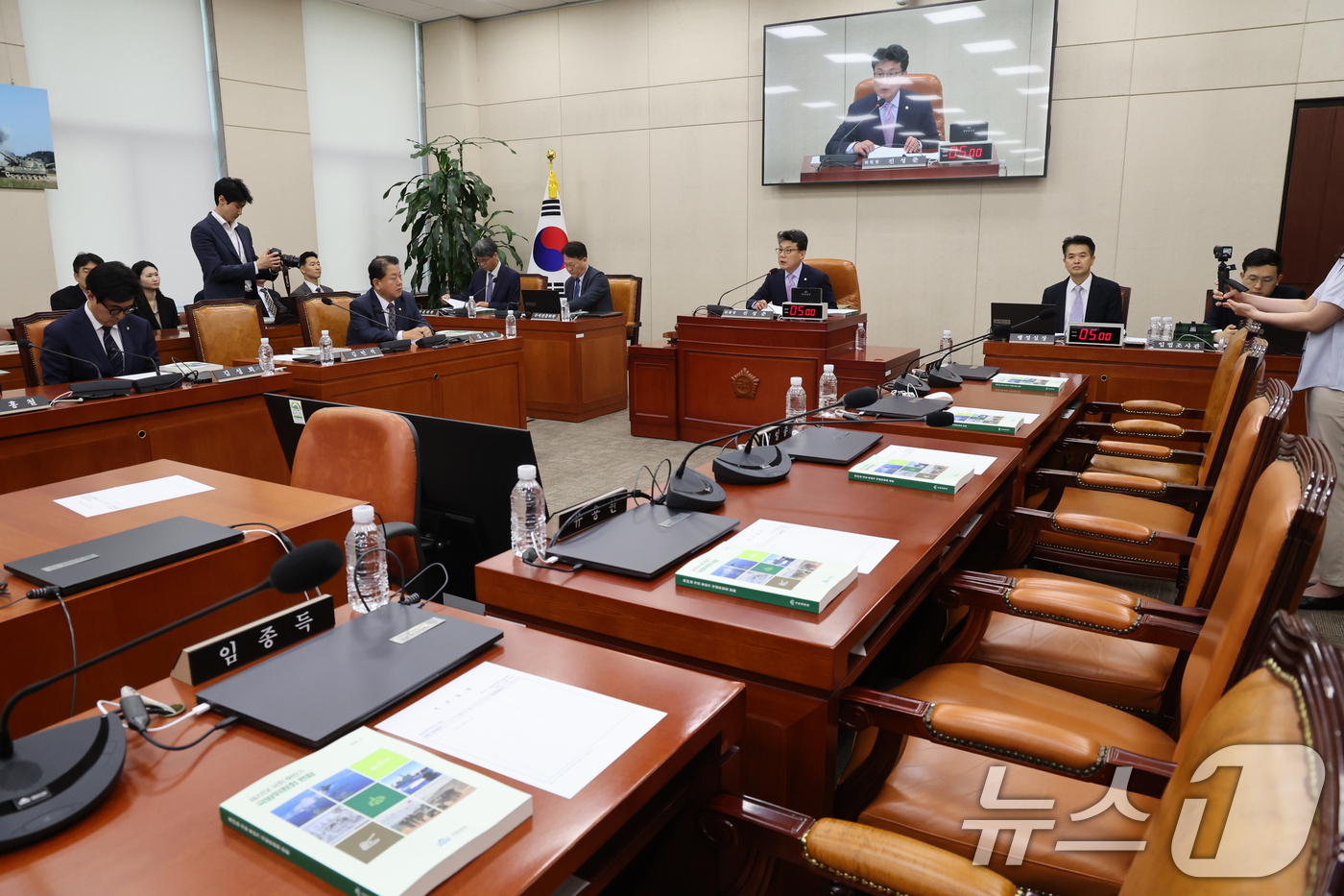 (서울=뉴스1) 황기선 기자 = 6일 오후 서울 여의도 국회에서 열린 국방위원회 전체회의에 국민의힘 위원들이 불참, 자리가 비어 있다.국민의힘 위원들은 더불어민주당의 단독 원구성에 …