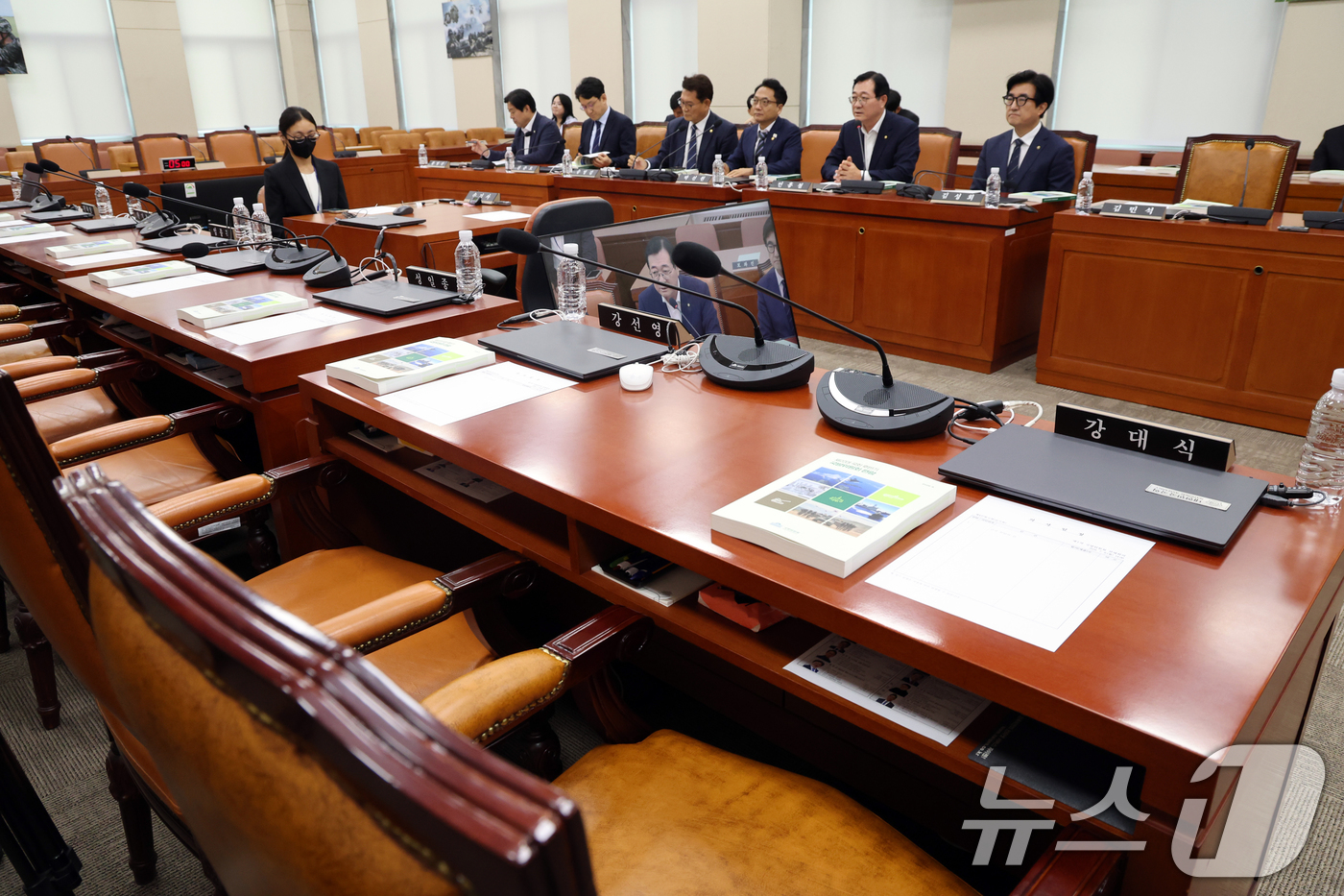 (서울=뉴스1) 황기선 기자 = 6일 오후 서울 여의도 국회에서 열린 국방위원회 전체회의에 국민의힘 위원들이 불참, 자리가 비어 있다.국민의힘 위원들은 더불어민주당의 단독 원구성에 …