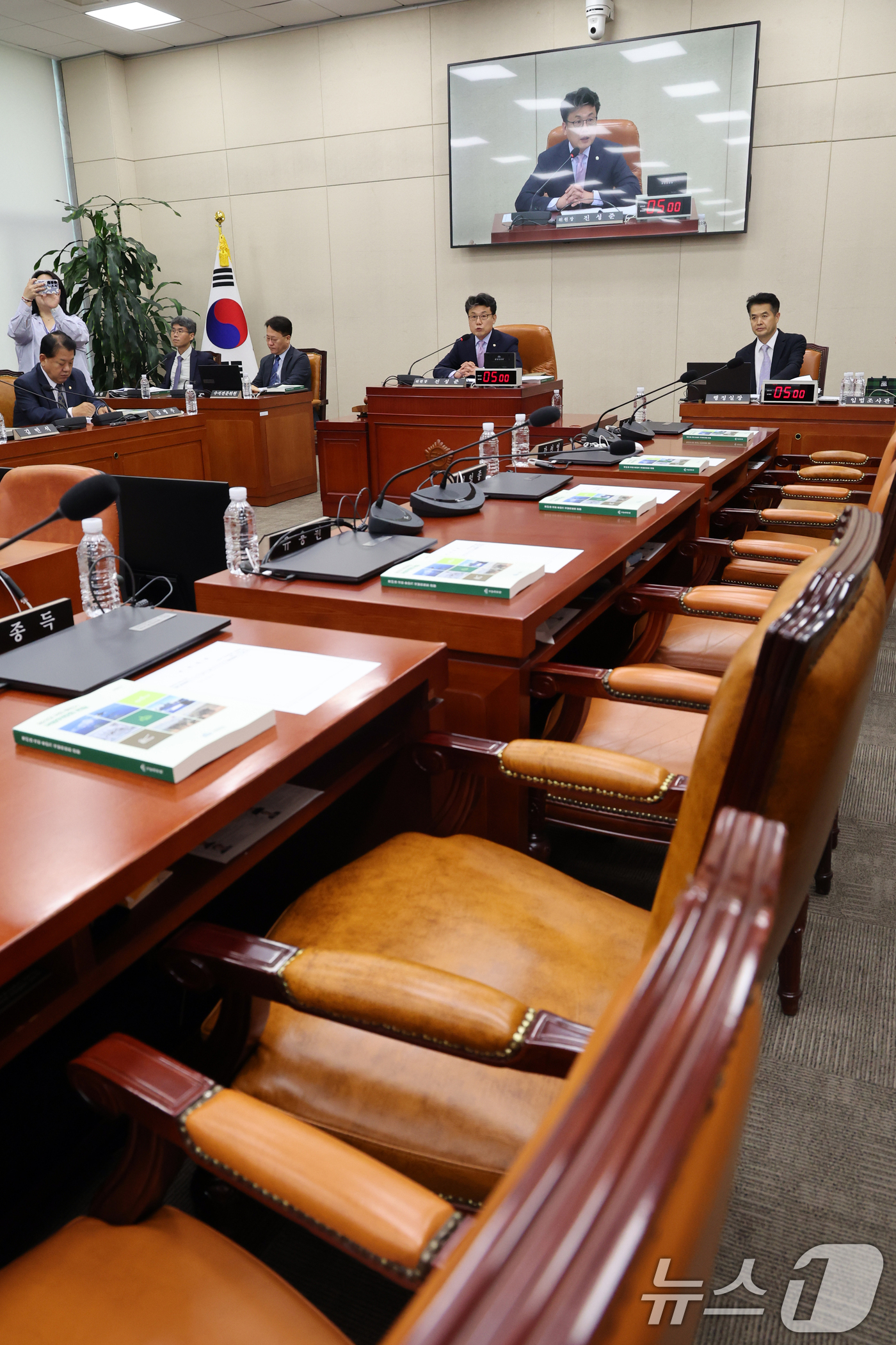 (서울=뉴스1) 황기선 기자 = 6일 오후 서울 여의도 국회에서 열린 국방위원회 전체회의에 국민의힘 위원들이 불참, 자리가 비어 있다.국민의힘 위원들은 더불어민주당의 단독 원구성에 …