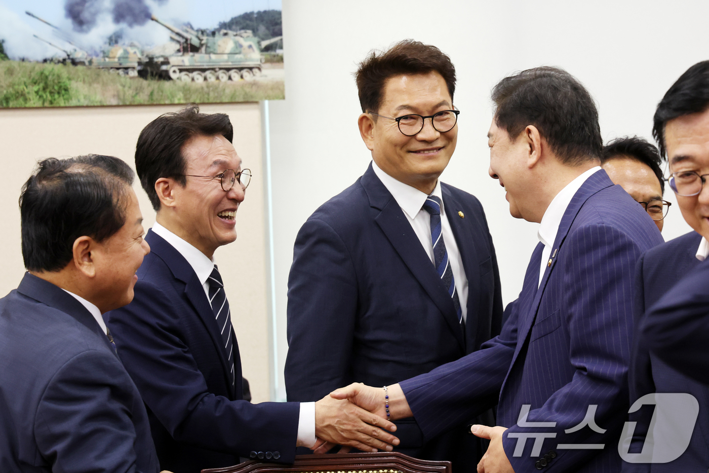 (서울=뉴스1) 황기선 기자 = 더불어민주당 당권 주자인 김민석, 송영길 의원이 6일 오후 서울 여의도 국회에서 열린 국방위원회 전체회의에서 산회 후 함께 발걸음을 옮기고 있다. …