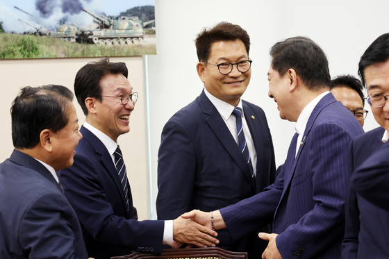 국방위 전체회의 참석한 김민석·송영길