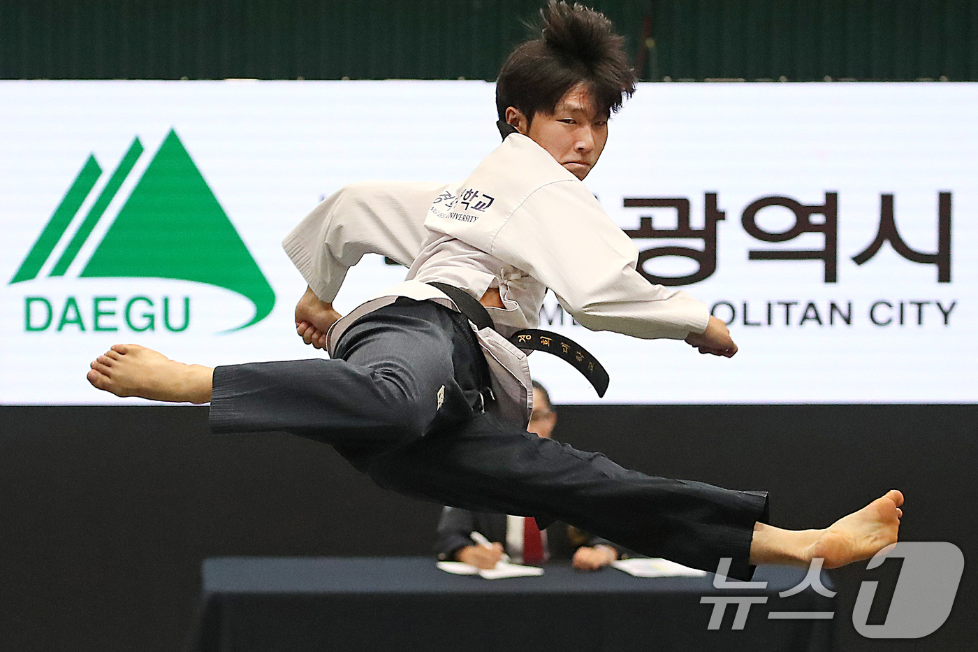(대구=뉴스1) 공정식 기자 = 6일 대구 달서구 계명대 성서캠퍼스에서 열린 '대구 2026 세계대학태권도페스티벌' 자유품새 종목에 출전한 대학부 선수들이 기량을 뽐내고 있다.자유 …
