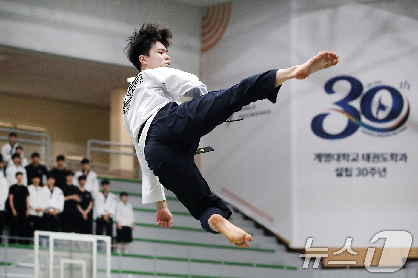 (대구=뉴스1) 공정식 기자 = 6일 대구 달서구 계명대 성서캠퍼스에서 열린 '대구 2026 세계대학태권도페스티벌' 자유품새 종목에 출전한 대학부 선수들이 기량을 뽐내고 있다.자유 …