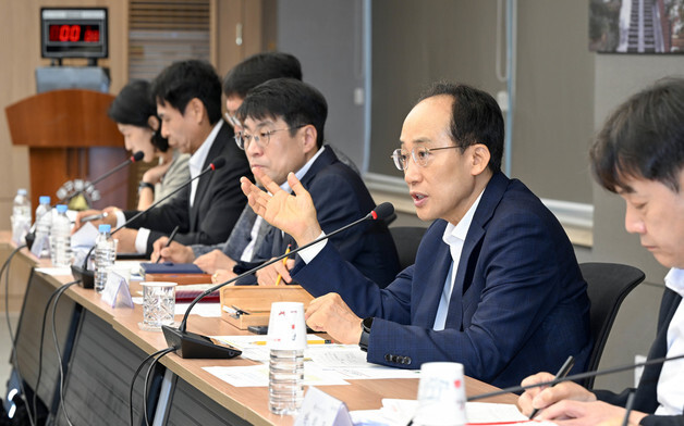 회의자료 없애고 타이머 설치…추경호 대구시장 "보고는 2분 이내"