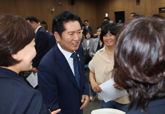 지지 호소 대신 '축하'… 정청래, 경기도의원들과 교감 넓히기
