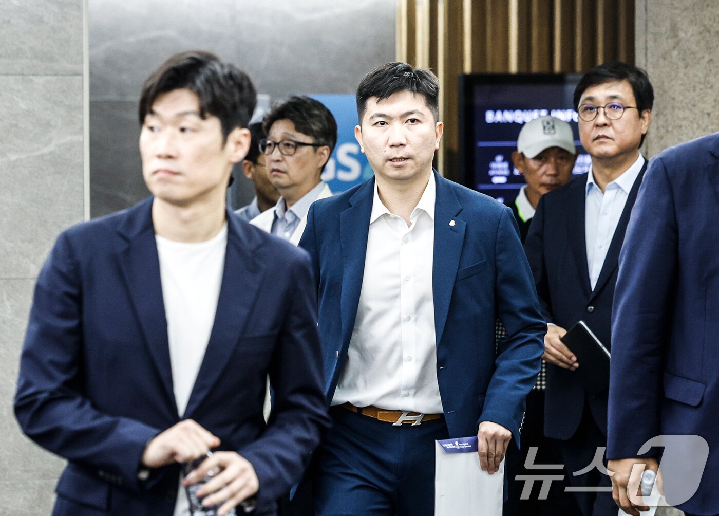 본문 이미지 - 박지성 국제축구연맹(FIFA) 분과위원회 위원, 유승민 대한체육회 회장, 최휘영 문화체육관광부 장관이 6일 서울 송파구 서울올림픽파크텔에서 열린 'K-축구혁신위원회' 출범식에 참석하기 위해 입장하고 있다. (공동취재) 2026.7.6 ⓒ 뉴스1 안은나 기자
