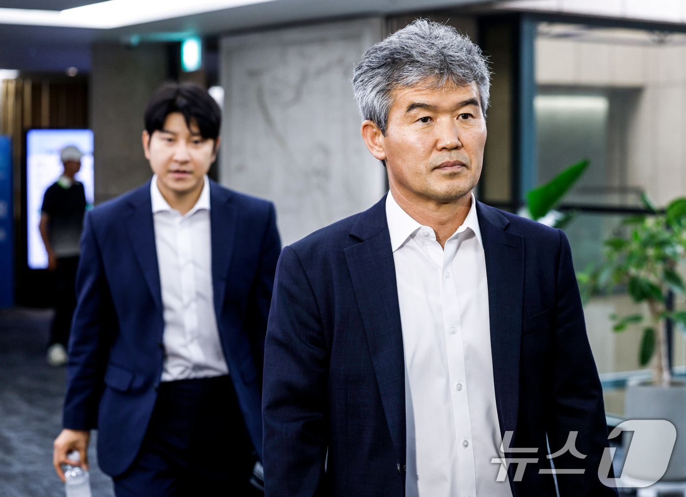 (서울=뉴스1) 안은나 기자 = 김승희 대한축구협회 전무이사와 박주호 해설위원이 6일 서울 송파구 서울올림픽파크텔에서 열린 'K-축구혁신위원회' 출범식에 입장하고 있다. (공동취재 …