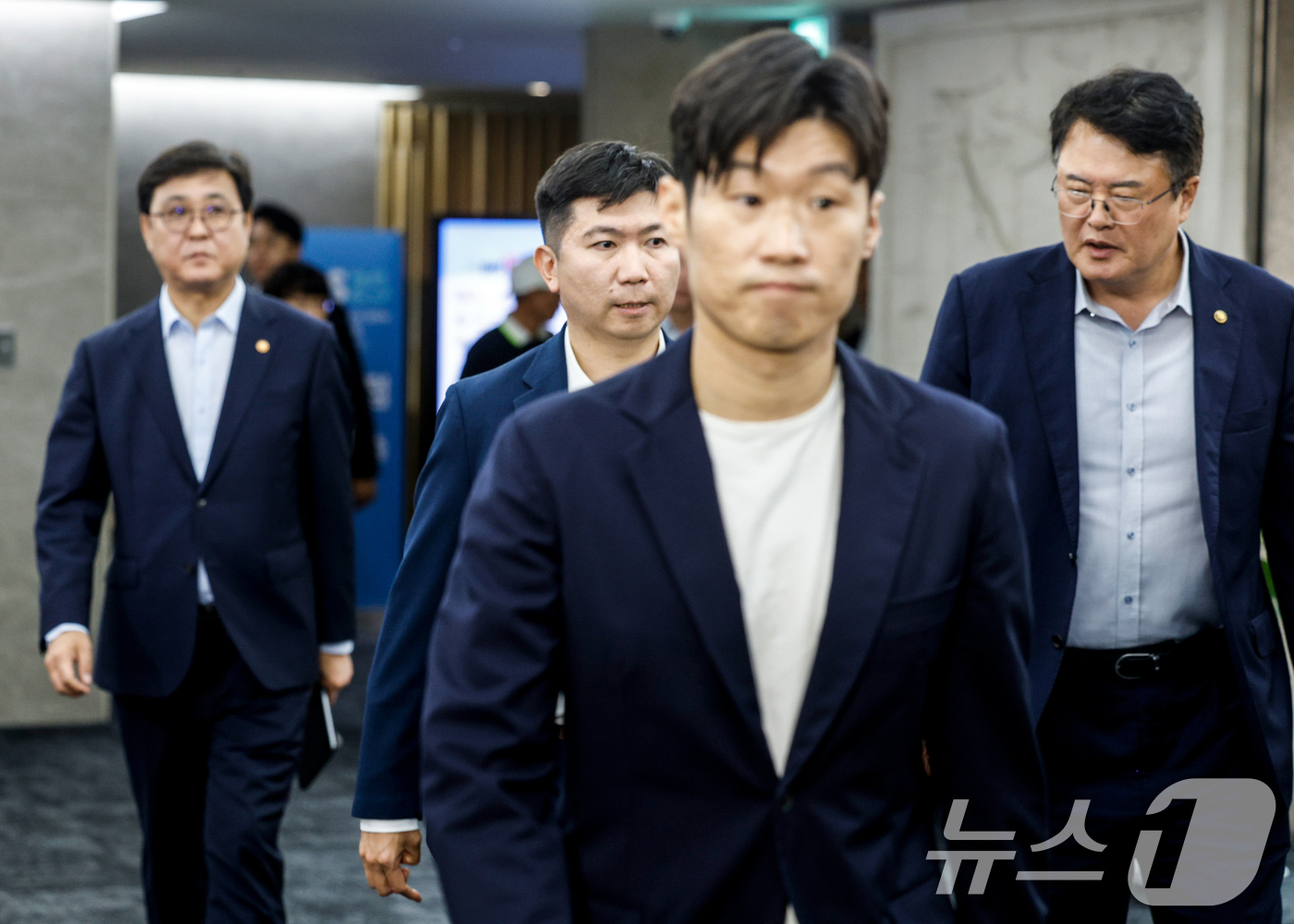 (서울=뉴스1) 안은나 기자 = 최휘영 문화체육관광부 장관, 유승민 대한체육회장, 박지성 국제축구연맹(FIFA) 분과위원회 위원이 6일 서울 송파구 서울올림픽파크텔에서 열린 'K- …