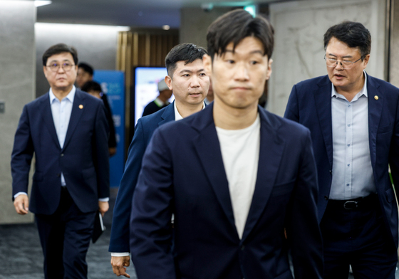 어두운 분위기 속 반성부터 한 박지성, 2시간 비공개 '축구 혁신위'