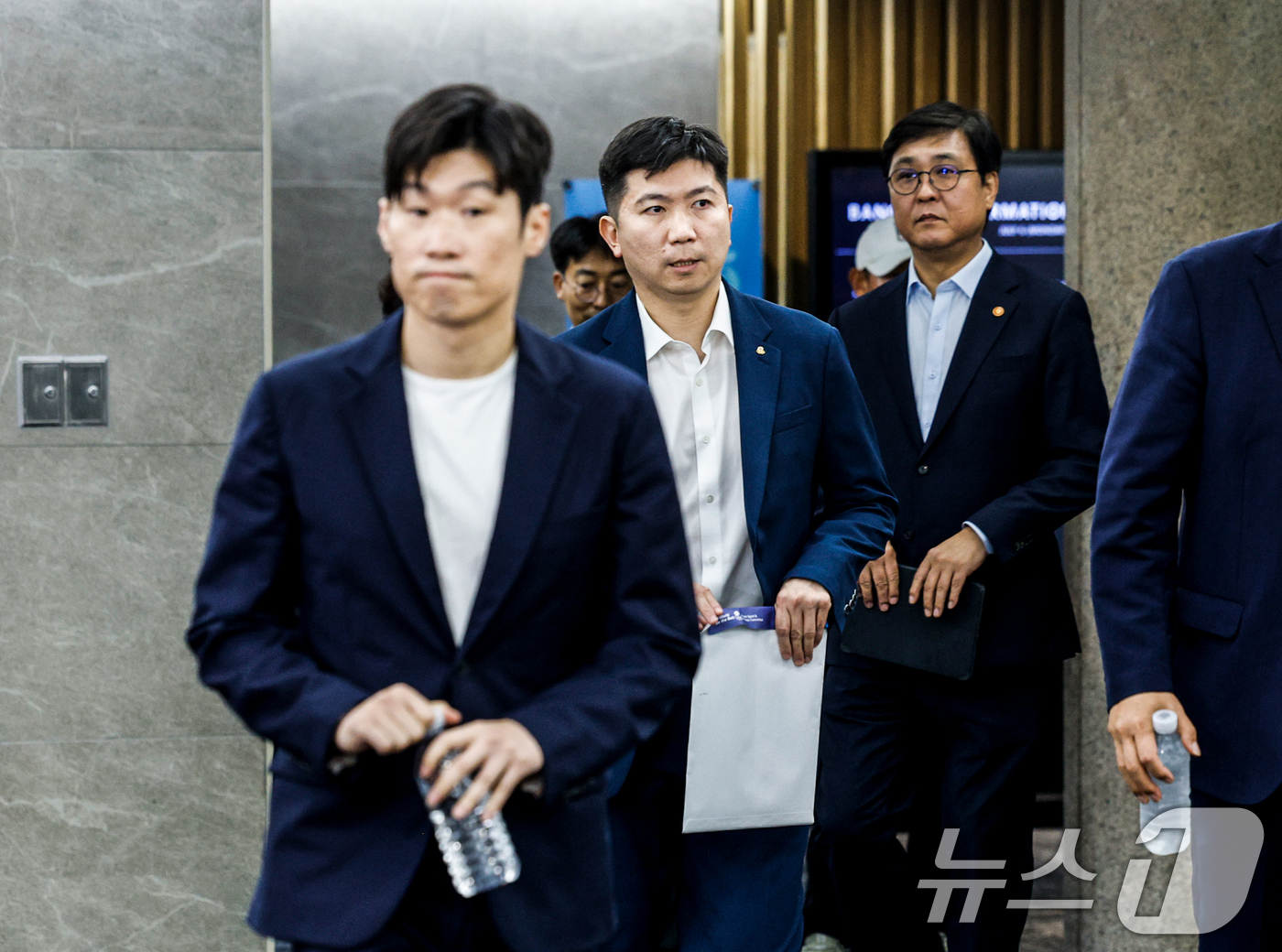 (서울=뉴스1) 안은나 기자 = 박지성 국제축구연맹(FIFA) 분과위원회 위원, 유승민 대한체육회 회장, 최휘영 문화체육관광부 장관이 6일 서울 송파구 서울올림픽파크텔에서 열린 ' …