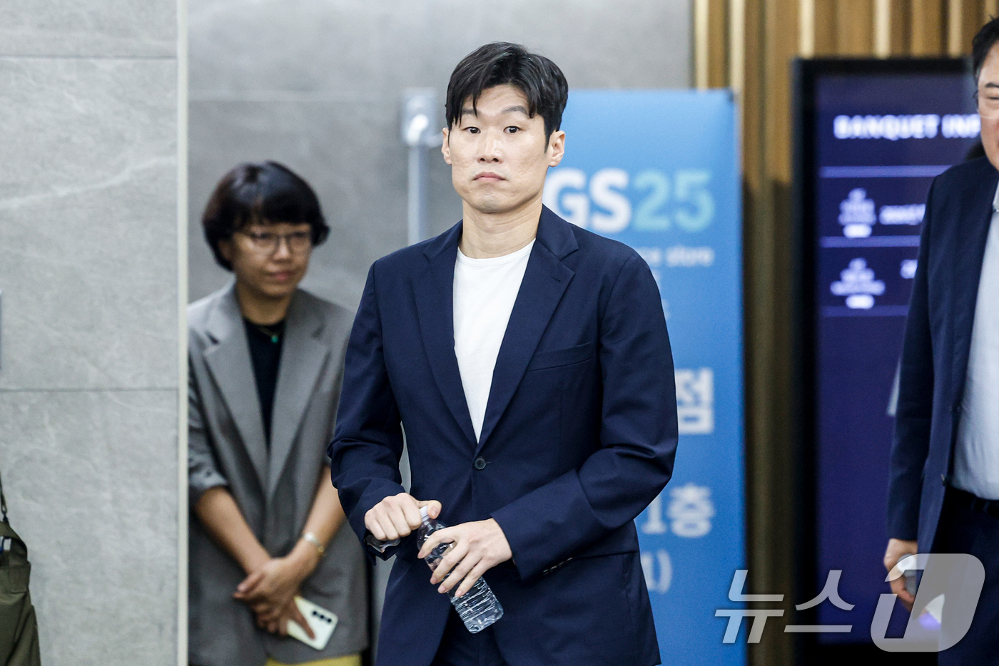 (서울=뉴스1) 안은나 기자 = 박지성 국제축구연맹(FIFA) 분과위원회 위원이 6일 서울 송파구 서울올림픽파크텔에서 열린 'K-축구혁신위원회' 출범식에 참석하기 위해 입장하고 있 …
