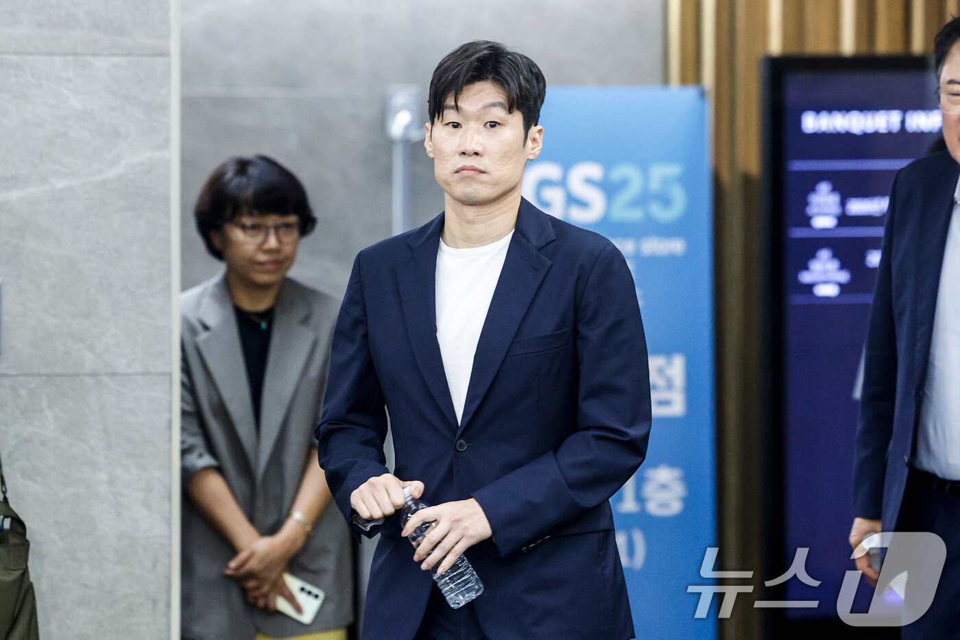 본문 이미지 - 박지성 국제축구연맹(FIFA) 분과위원회 위원이 6일 서울 송파구 서울올림픽파크텔에서 열린 'K-축구혁신위원회' 출범식에 참석하기 위해 입장하고 있다. (공동취재) 2026.7.6 ⓒ 뉴스1 안은나 기자