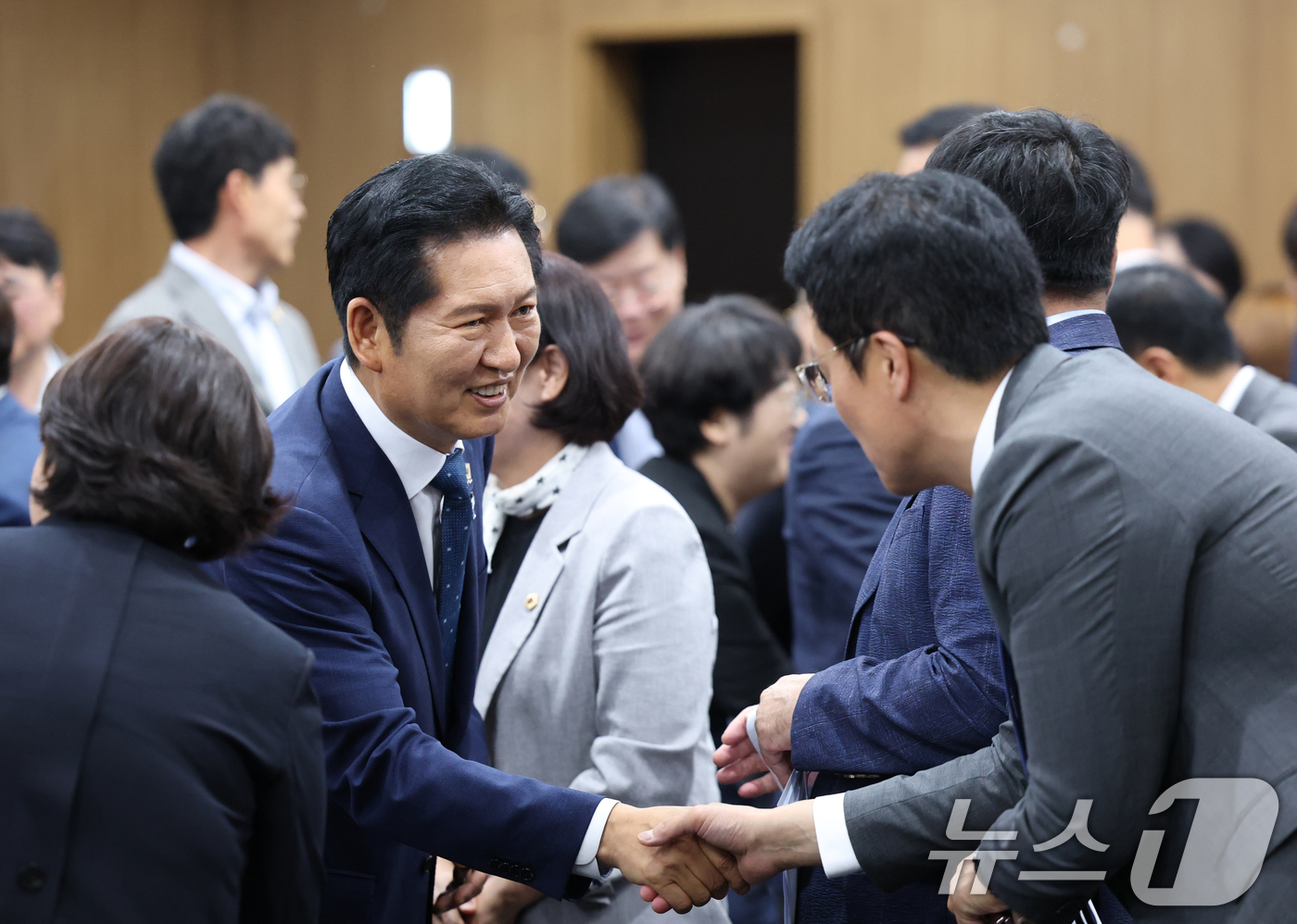 (수원=뉴스1) 김영운 기자 = 정청래 전 더불어민주당 대표가 6일 경기 수원시 영통구 경기도의회 대회의실에서 열린 '제12대 경기도의회 더불어민주당 제1차 의원총회'에서 도의원들 …