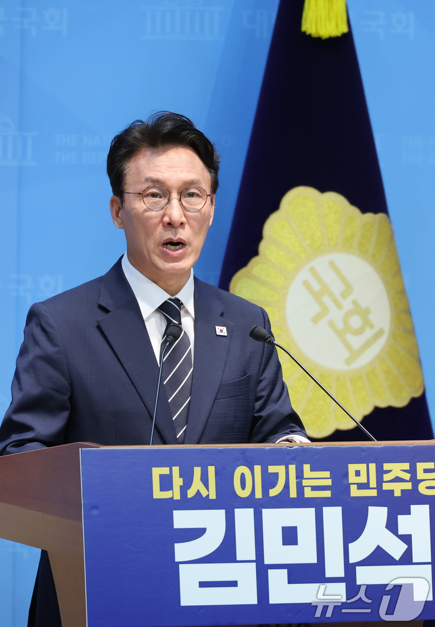 (서울=뉴스1) 신웅수 기자 = 김민석 전 국무총리가 6일 서울 여의도 국회 소통관에서 더불어민주당 대표 출마 기자회견을 하고 있다. 2026.7.6/뉴스1