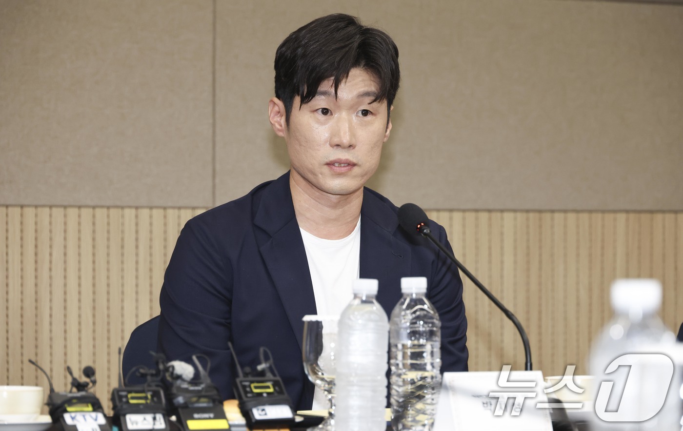 (서울=뉴스1) 안은나 기자 = 박지성 공동위원장이 6일 오후 서울 송파구 올림픽파크텔에서 열린 'K-축구혁신위원회' 출범식에서 모두발언을 하고 있다. (공동취재) 2026.7.6 …