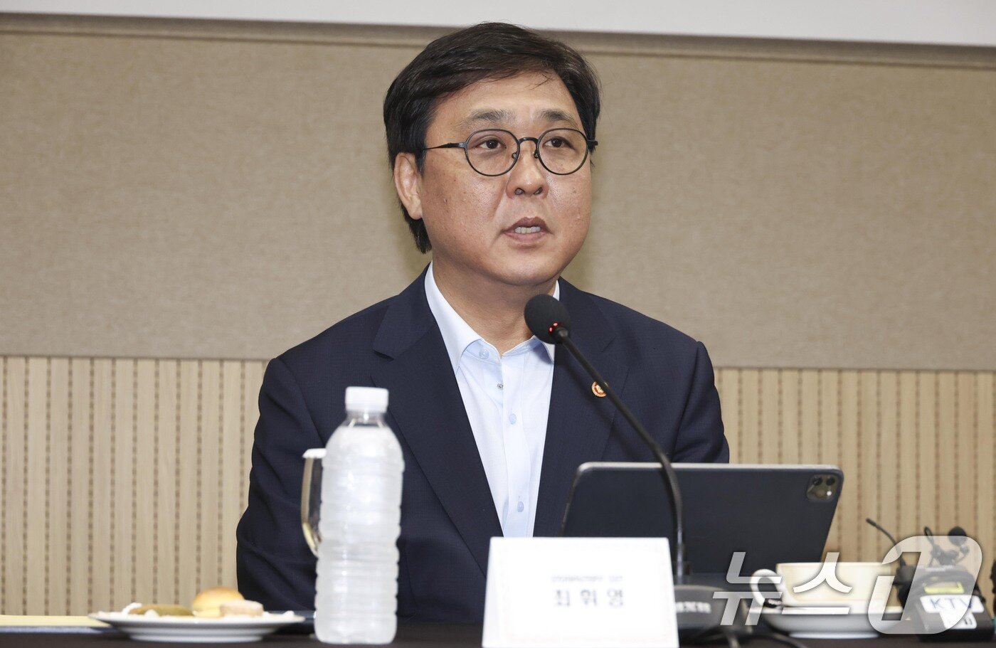 본문 이미지 - 최휘영 문화체육관광부 장관이 6일 오후 서울 송파구 올림픽파크텔에서 열린 'K-축구혁신위원회' 출범식에서 모두발언을 하고 있다. (공동취재) 2026.7.6 ⓒ 뉴스1 안은나 기자