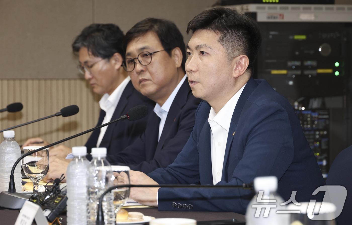 (서울=뉴스1) 안은나 기자 = 유승민 공동위원장(대한체육회장)이 6일 오후 서울 송파구 올림픽파크텔에서 열린 'K-축구혁신위원회' 출범식에서 모두발언을 하고 있다. (공동취재) …