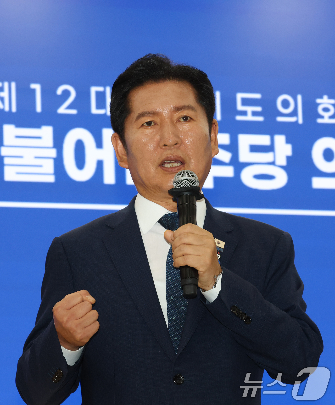 (수원=뉴스1) 김영운 기자 = 정청래 전 더불어민주당 대표가 6일 경기 수원시 영통구 경기도의회 대회의실에서 열린 '제12대 경기도의회 더불어민주당 제1차 의원총회'에서 인사말을 …