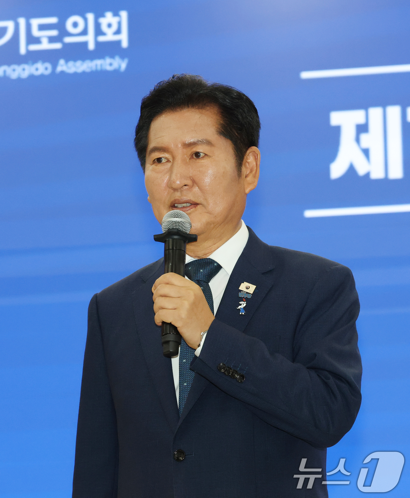 (수원=뉴스1) 김영운 기자 = 정청래 전 더불어민주당 대표가 6일 경기 수원시 영통구 경기도의회 대회의실에서 열린 '제12대 경기도의회 더불어민주당 제1차 의원총회'에서 인사말을 …