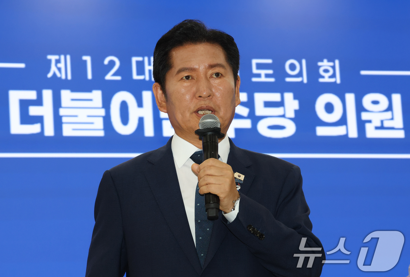 (수원=뉴스1) 김영운 기자 = 정청래 전 더불어민주당 대표가 6일 경기 수원시 영통구 경기도의회 대회의실에서 열린 '제12대 경기도의회 더불어민주당 제1차 의원총회'에서 인사말을 …