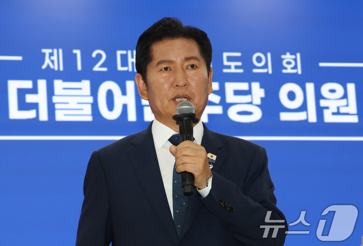 본문 이미지 - 정청래 전 더불어민주당 대표가 6일 경기 수원시 영통구 경기도의회 대회의실에서 열린 '제12대 경기도의회 더불어민주당 제1차 의원총회'에서 인사말을 하고 있다. 2026.7.6 ⓒ 뉴스1 김영운 기자