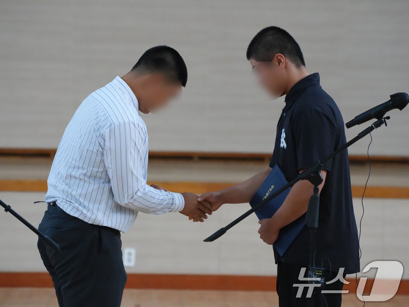 본문 이미지 - 5·18민주화운동 조롱성 응원으로 논란을 빚은 서울 배재고 야구부 학생주장이 6일 광주제일고를 방문해 야구부 주장에게 사과문을 전달하고 있다. 2026.7.6 ⓒ 뉴스1 김태성 기자