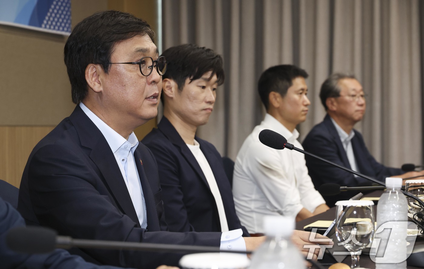 (서울=뉴스1) 안은나 기자 = 최휘영 문화체육관광부 장관이 6일 오후 서울 송파구 올림픽파크텔에서 열린 'K-축구혁신위원회' 출범식에서 모두발언을 하고 있다.(공동취재) 2026 …