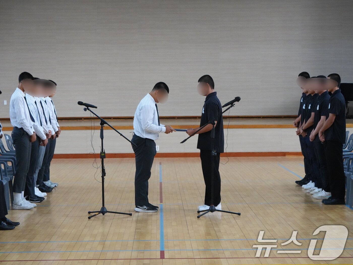 본문 이미지 - 5·18민주화운동 조롱성 응원으로 논란을 빚은 서울 배재고 야구부원과 학생주장이 6일 광주제일고를 방문해 사과문을 전달하고 있다. 2026.7.6 ⓒ 뉴스1 김태성 기자