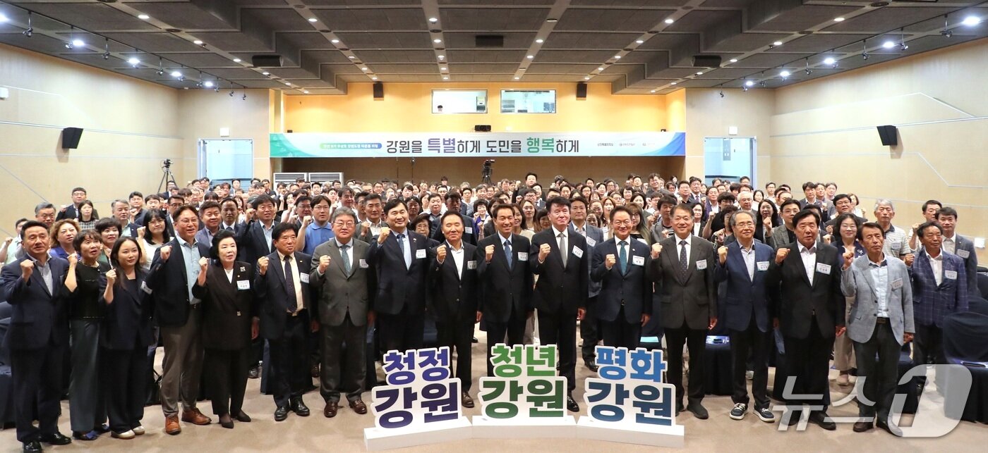 본문 이미지 - 우상호 강원도지사가 6일 오후 춘천 강원창작개발센터에서 열린 '타운홀미팅-도민과의 대화'를 갖고 지역 민생 현안을 챙겼다.(강원도 제공. 재판매 및 DB금지)/뉴스1