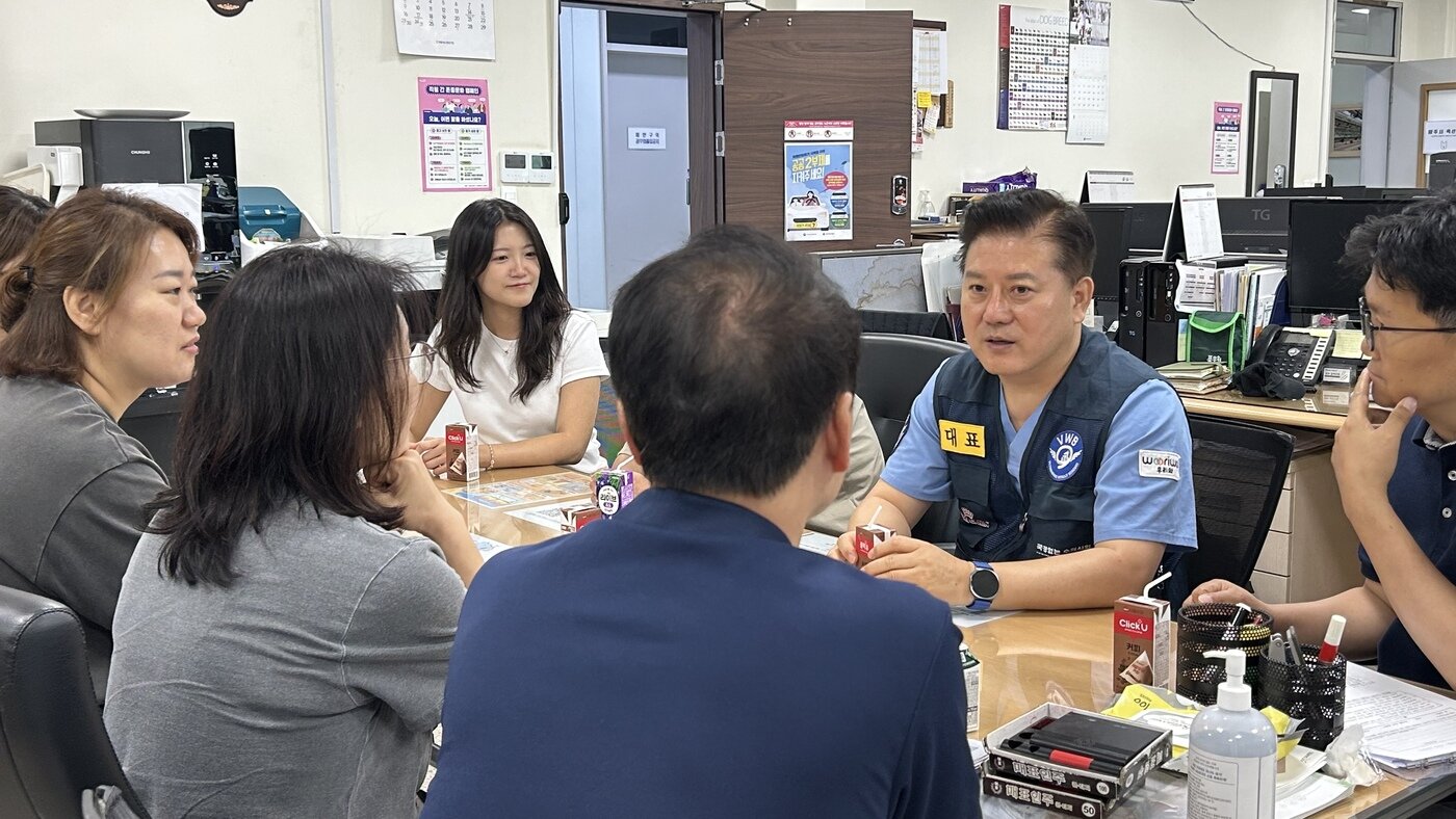 본문 이미지 - 김재영 국경없는수의사회 대표와 양주시 관계자들이 봉사활동에 대해 논의하고 있다(수의사회 제공). ⓒ 뉴스1