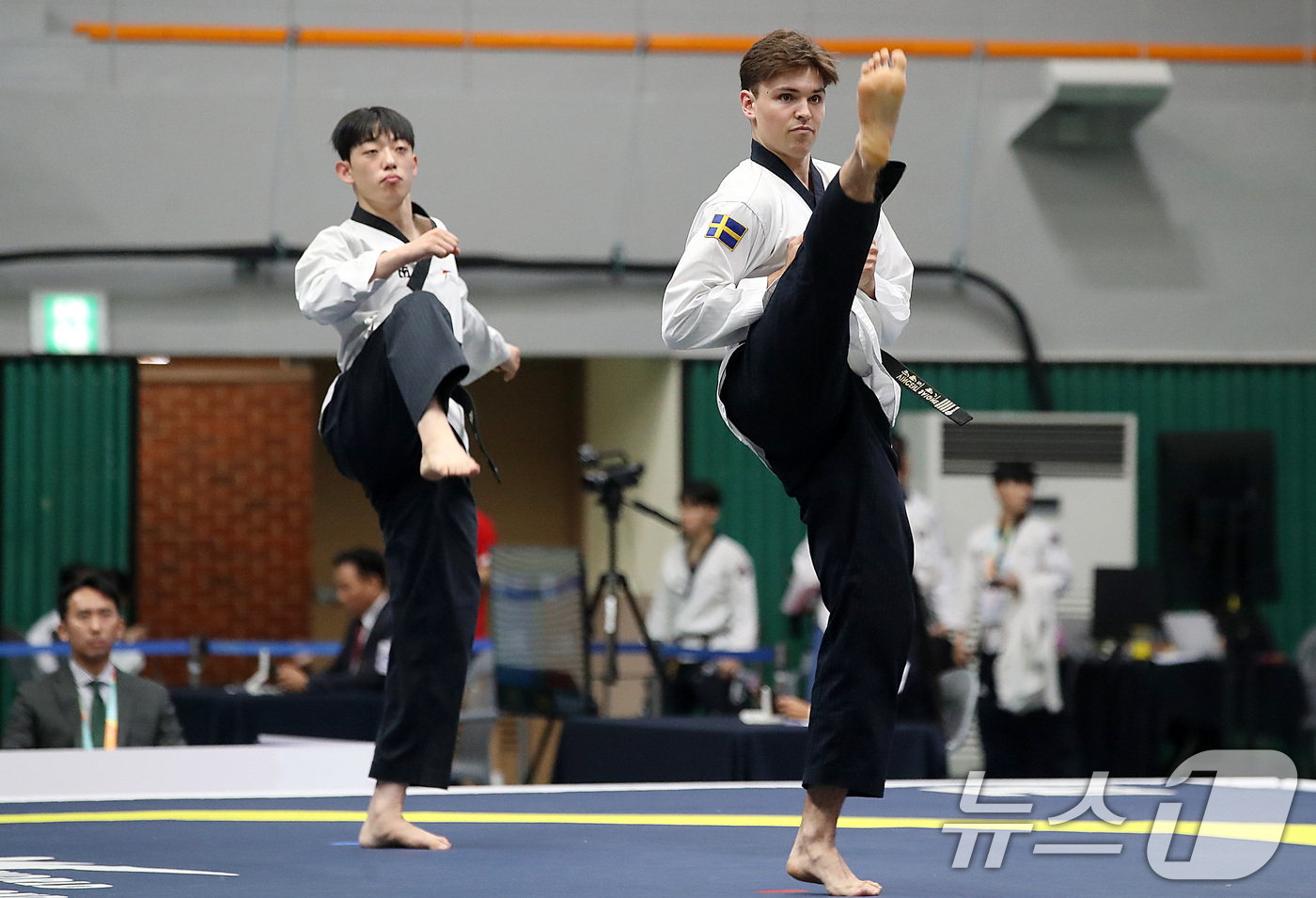 (대구=뉴스1) 공정식 기자 = 6일 대구 달서구 계명대 성서캠퍼스에서 열린 '대구 2026 세계대학태권도페스티벌' 공인품새 종목에 출전한 대학부 선수들이 기량을 겨루고 있다. 2 …