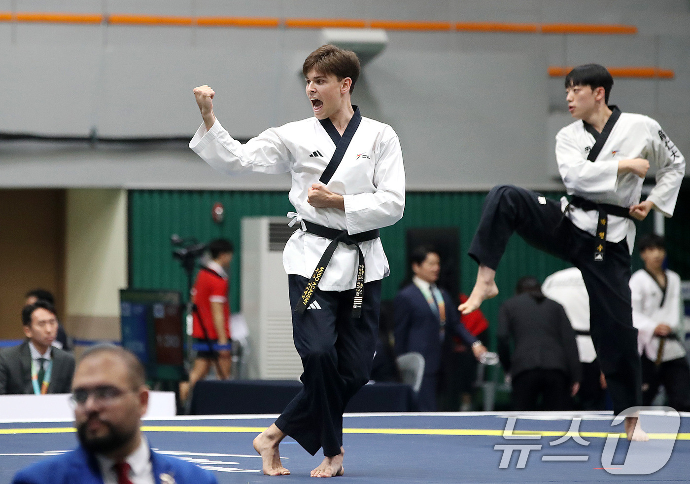 (대구=뉴스1) 공정식 기자 = 6일 대구 달서구 계명대 성서캠퍼스에서 열린 '대구 2026 세계대학태권도페스티벌' 공인품새 종목에 출전한 대학부 선수들이 기량을 겨루고 있다. 2 …