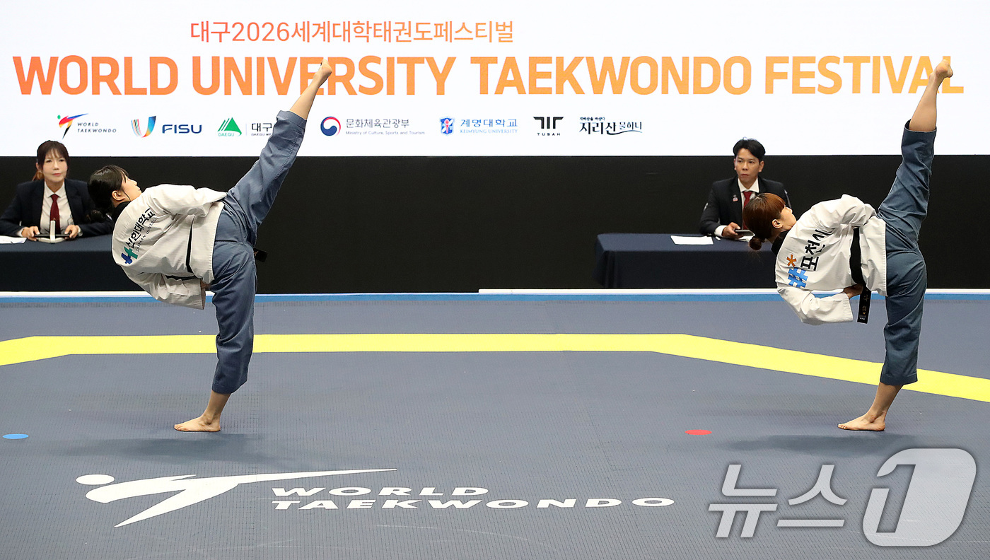 (대구=뉴스1) 공정식 기자 = 6일 대구 달서구 계명대 성서캠퍼스에서 열린 '대구 2026 세계대학태권도페스티벌' 공인품새 종목에 출전한 대학부 선수들이 기량을 겨루고 있다. 2 …