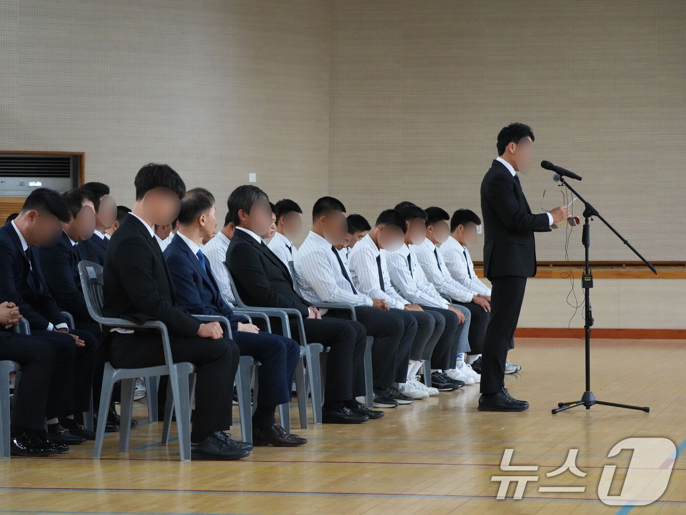 본문 이미지 - 배재고 교장이 6일 광주제일고를 방문, 5·18민주화운동 조롱성 응원 논란과 관련해 사과문을 낭독하고 있다. 2026.7.6 ⓒ 뉴스1 김태성 기자