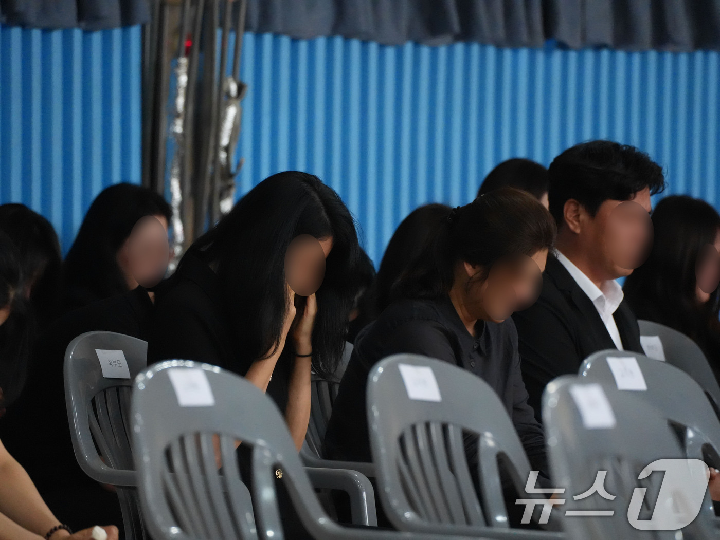 (전남광주=뉴스1) 김태성 기자 = 5·18민주화운동 조롱성 응원으로 논란을 빚은 서울 배재고 야구부 학부모들이 6일 광주제일고를 방문, 눈물을 흘리고 있다. 2026.7.6/뉴스 …