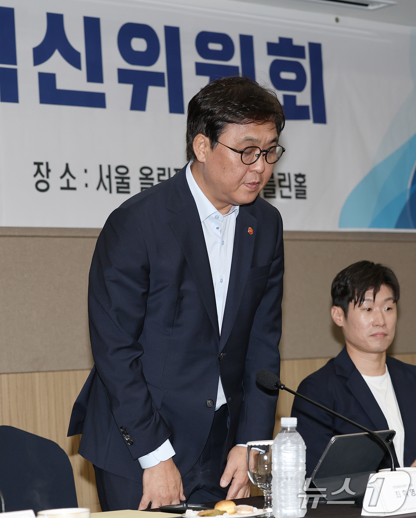 (서울=뉴스1) 안은나 기자 = 최휘영 문화체육관광부 장관이 6일 오후 서울 송파구 올림픽파크텔에서 열린 'K-축구혁신위원회' 출범식에서 인사하고 있다. (공동취재) 2026.7. …