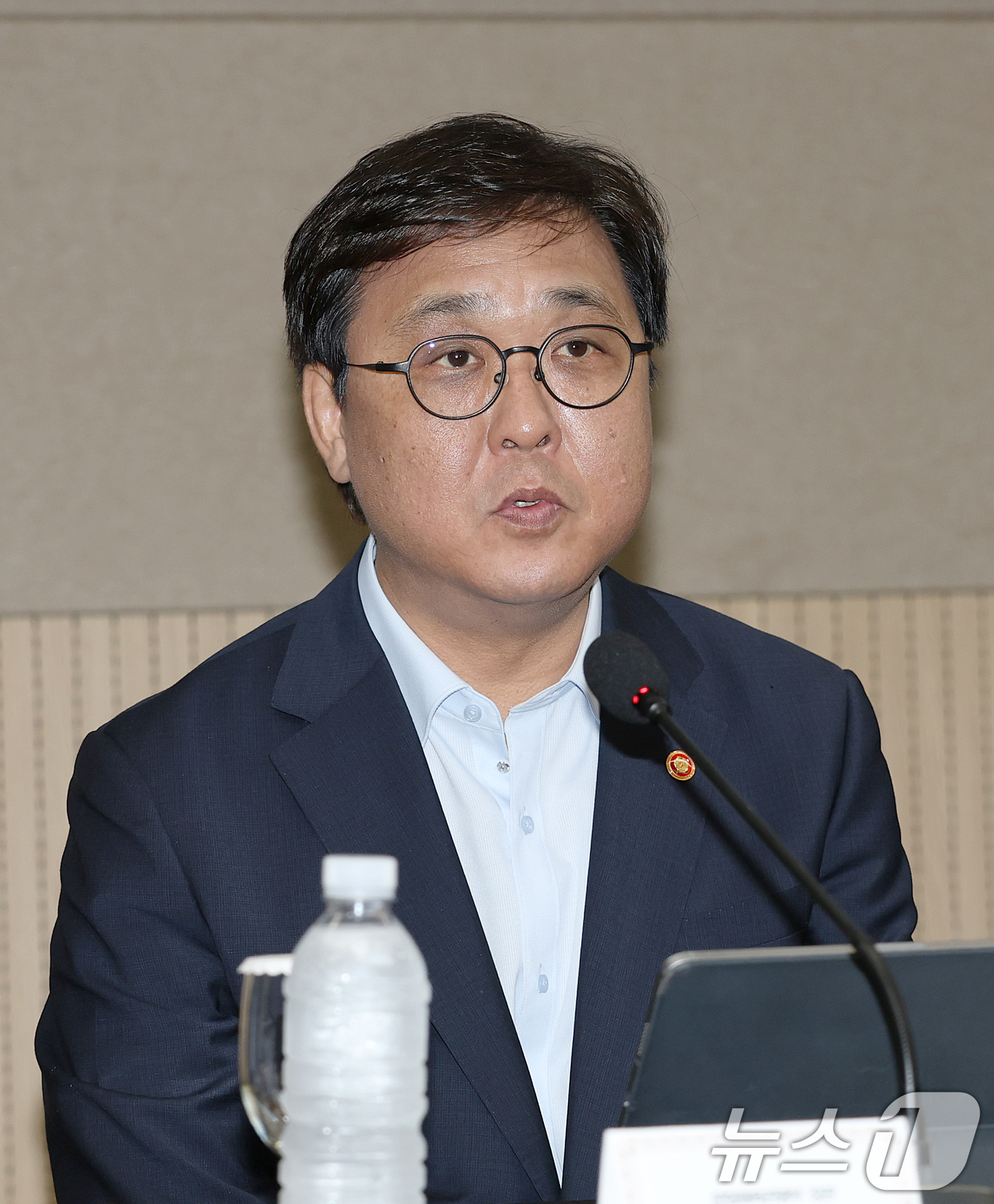 (서울=뉴스1) 안은나 기자 = 최휘영 문화체육관광부 장관이 6일 오후 서울 송파구 올림픽파크텔에서 열린 'K-축구혁신위원회' 출범식에서 모두발언을 하고 있다.(공동취재) 2026 …
